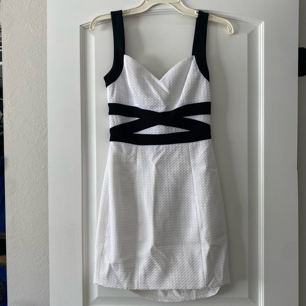 Guess Black and White Sheath Mini Dress Sweetheart Neckline